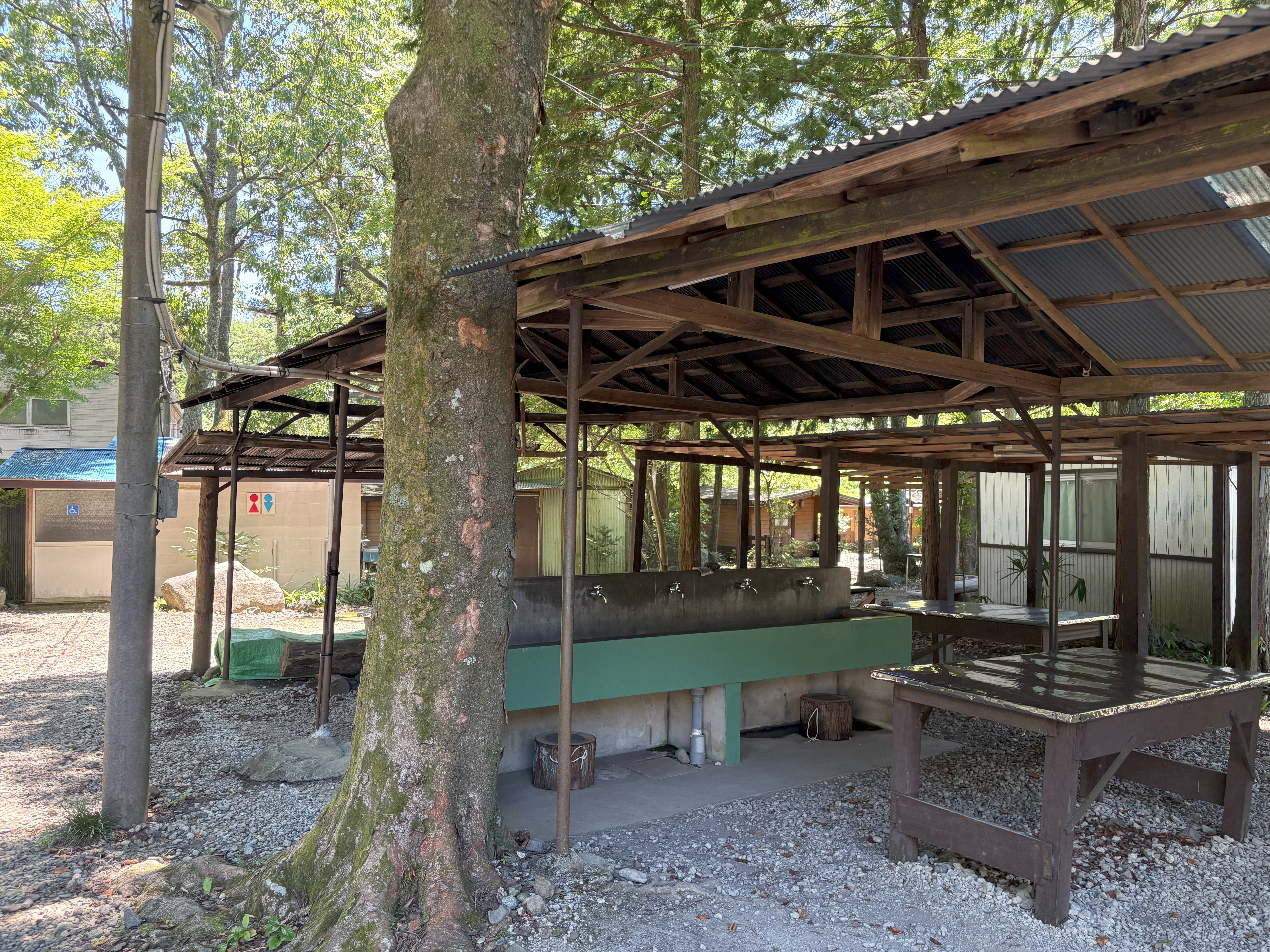 滝沢園キャンプ場の水道・トイレ外観2